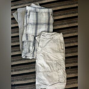MEN’S PLAID NEUTRAL SHORTS (BRAND NEW $20) FOR ALL OF THEM (SIZE 40)